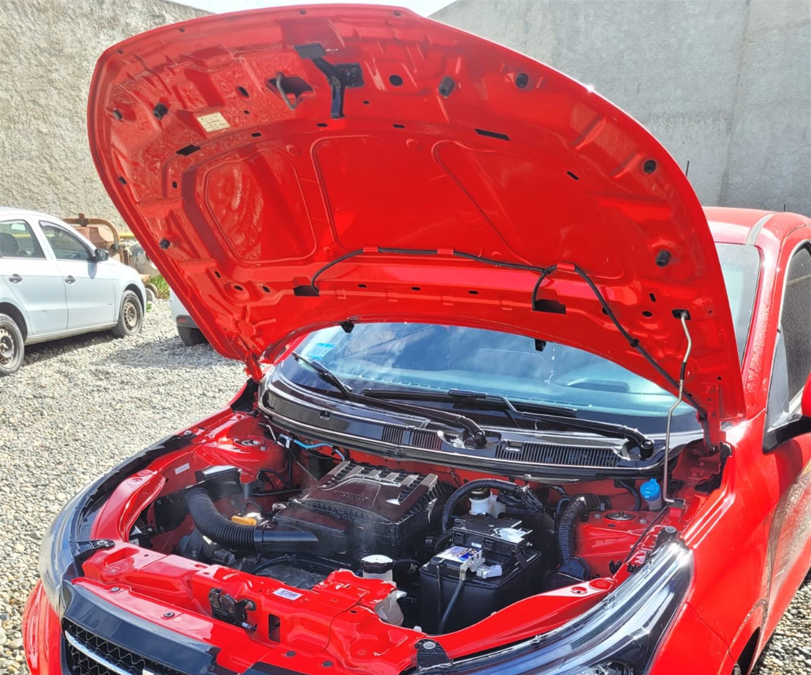 Auto con el capot abierto en el taller